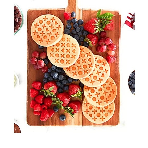 Dash Mini Waffle Maker X and 💕 - Picture 4 of 4